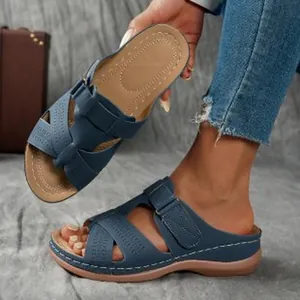 Vue détaillée des sandales compensées bleues pour femmes avec brides ajourées et semelle
