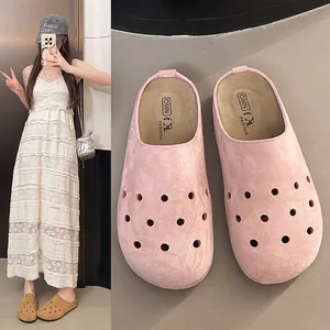 Primo piano dei sabot rosa scamosciati e vista lifestyle con abito in pizzo bianco