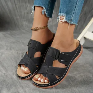 Vue détaillée des sandales compensées noires pour femmes avec découpes et coutures.