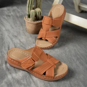 Vue détaillée de sandales compensées marron avec motifs ajourés et surpiqûres