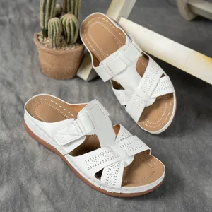 Détail de sandales à plateforme blanches avec motifs ajourés élégants et confortables