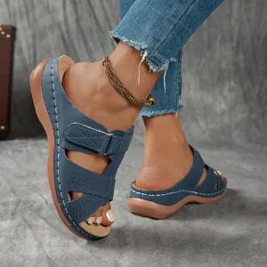 Vue détaillée des sandales compensées bleues pour femmes avec design ajouré