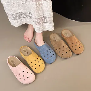Dettaglio che mostra vari colori di sabot in pelle scamosciata da donna con suola spessa
