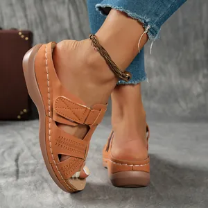 Vue détaillée de ces sandales compensées marron pour femmes avec des motifs ajourés.