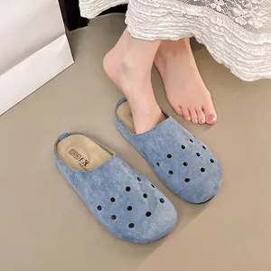 Dettaglio ravvicinato di sabot platform in camoscio blu con fori traspiranti per l'estate