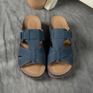 Vue de dessus de sandales compensées bleues pour femmes avec découpes et coutures.