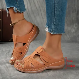 Gros plan de sandales compensées beige avec motifs ajourés et talon de 5cm