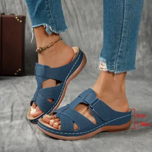 Sandales compensées bleues pour femmes avec talon de 5 cm et design ajouré chic
