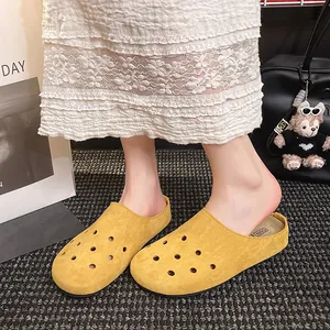 Sabot in camoscio giallo per donna con design a fori traspiranti e suola spessa
