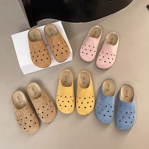 Zoccoli chiusi in camoscio in più colori con fori di ventilazione e suola spessa