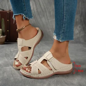 Détail de sandales compensées beiges pour femmes avec talon de 5 cm et motif ajouré