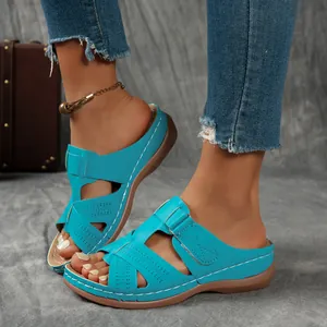 Vue détaillée de sandales compensées turquoise pour femmes avec motifs ajourés élégants
