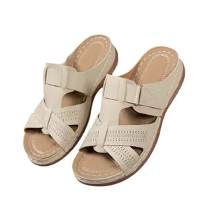 Sandales compensées beiges pour femmes avec motif ajouré respirant et semelles épaisses.