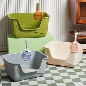 Set großer halbgeschlossener Katzentoiletten in Grün, Grau und Creme mit passenden Schaufeln.