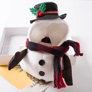 Detailansicht eines flauschigen Schneemann-Haustierkostüms mit rotem Schal und Hut.