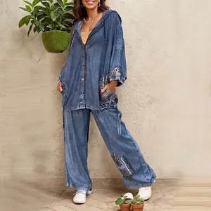 Vue détaillée de l'ensemble en jean pour femme avec empiècements léopard et haut à capuche.