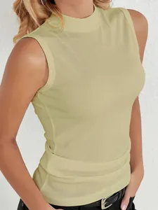 Dettaglio di un top senza maniche a collo alto da donna in tessuto a coste, vestibilità slim