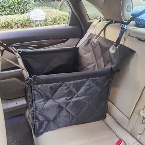 Siège d'auto pour chien matelassé noir installé sur un siège arrière en cuir beige.