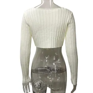 Rückansicht eines schicken weißen gerippten langärmeligen Crop-Pullovers für Damen
