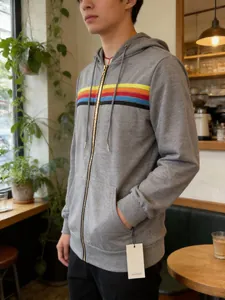 Gros plan sur un sweat à capuche gris unisexe avec motif rayé rétro à cinq couleurs