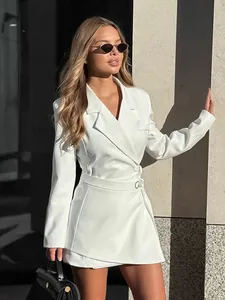 Elegante mini abito blazer bianco con vita a portafoglio e silhouette ad A in stile francese.