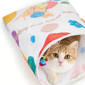 Nahaufnahme einer Katze, die aus einem bunten Rascheltunnel-Katzenspielzeug schaut