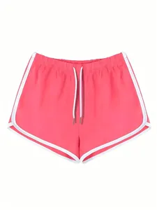 Vista dettagliata dei pantaloncini sportivi rosa da donna con profili bianchi e coulisse