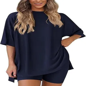 Completo loungewear blu navy da donna con t-shirt oversize e pantaloncini a vita alta