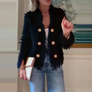 Detailansicht der schwarzen Tweed-Jacke für Damen mit Fransen und goldenen Knöpfen