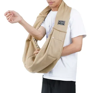 Detailansicht der khakifarbenen Haustiertasche mit gestreiftem Futter und dem Label