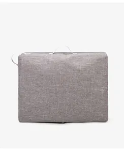 Primo piano di una lettiera portatile pieghevole in tessuto Oxford grigio con manico