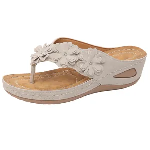 Elegante beige Keilabsatz-Zehentrenner mit 3D-Blumenapplikationen und Strass