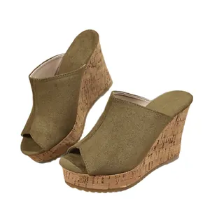 Sandali con zeppa verde oliva in pelle scamosciata con suola in finto sughero