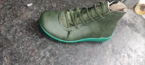 Détail d'une paire de bottines décontractées vertes à lacets et semelles en gomme