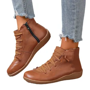 Vue détaillée de bottines marron pour femmes avec fermeture éclair latérale et lacets