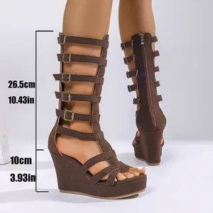 Detailansicht der braunen Gladiatoren-Keilsandalen mit Angaben zur Schaft- und Absatzhöhe.