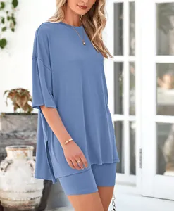 Détail de l'ensemble de détente bleu pour femme avec fentes latérales et short cycliste