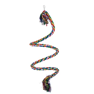 Détail d'un jouet d'escalade coloré en corde de coton en spirale pour perroquets