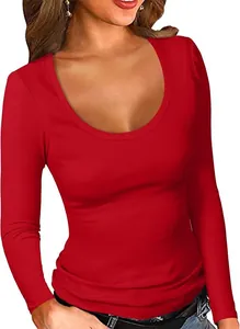 Dettaglio di t-shirt rossa a costine con scollo a U e vestibilità aderente da donna