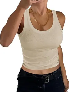 Nahaufnahme des beigefarbenen Damen-Tanktops mit Rundhalsausschnitt und Rippenmuster