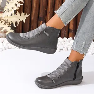 Détail de bottines grises de style britannique avec fermeture éclair et brides élastiques