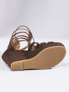 Unteransicht brauner Wildleder-Keilsandalen mit strukturierter rutschfester Sohle