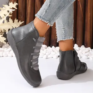 Gros plan de bottines pour femmes de style britannique gris avec fermeture éclair.