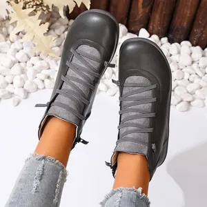 Vue détaillée de bottines décontractées pour femmes de style britannique gris avec zip
