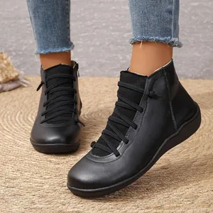 Vue détaillée de bottines Martin noires de style britannique avec fermeture éclair