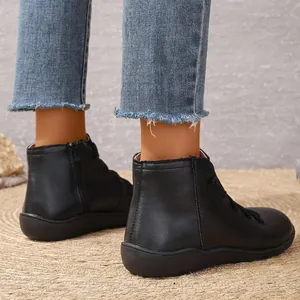 Vue détaillée de bottines Martin élégantes en simili cuir noir pour femmes en hiver
