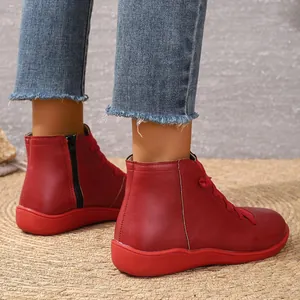 Vue détaillée de bottines en cuir rouge tendance avec fermeture éclair latérale noire