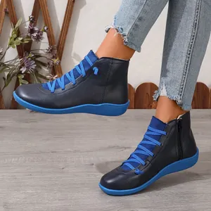 Détail de bottines pour femmes bleu marine avec lacets bleu vif et fermeture éclair