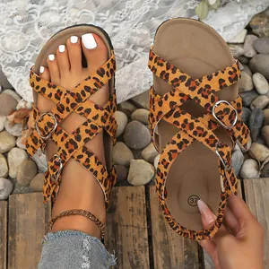 Detailweergave van panterprint sandalen met kruisbanden, binnenzool en maataanduiding.