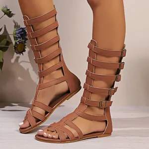 Modische braune hohe Gladiatorensandalen mit Mehrfachriemen-Schnallendesign am Bein